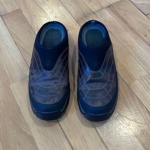 Teva Womens 9 slip on leather shoes